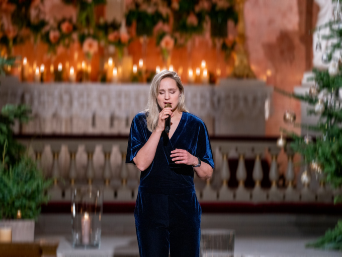 Frida Ånnevik opened with a popular Christmas song by Norwegian author and songwriter Alf Prøysen. Photo: The Royal Court